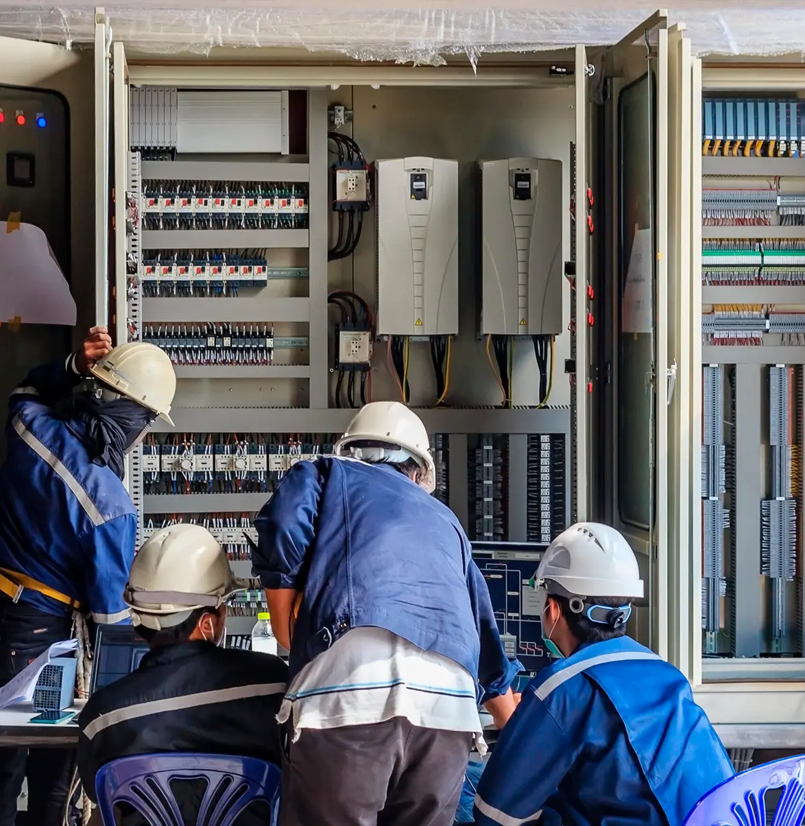 Equipe técnica em operação industrial
